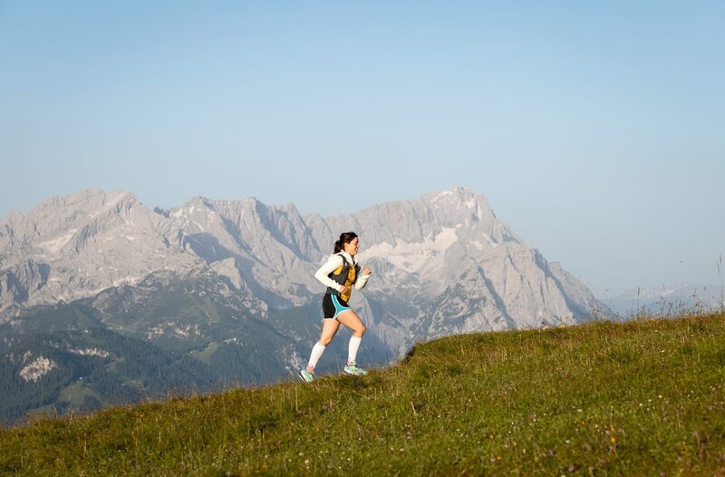 Cathi Schauer vorm Zugspitzmassiv – beim Zugspitz Ultratrail wird sie es auf 106 Kilometern und 5.080 Höhenmetern einmal umrunden. – Bild: BR/​Hans-Martin Kudlinski
