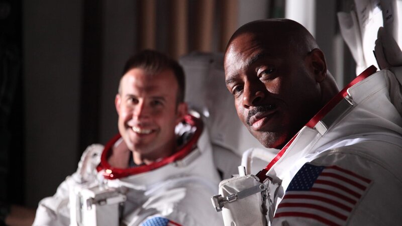 Leland Melvin und Chad Jenkins in Astronautenanzügen im Studio Shotwell in San Francisco. – Bild: Discovery Communications, LLC