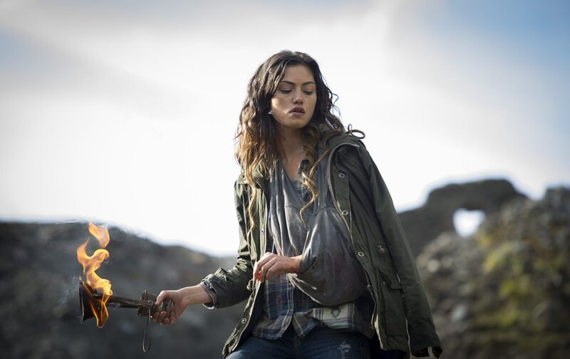 Die wagemutige Amy (Phoebe Tonkin) lässt sich nicht so schnell einschüchtern, aber als eine Gruppe Söldner ihre Schule auf einer einsamen Insel stürmen und die Kids als Geisen nehmen, muss sie plötzlich ums nackte Überleben kämpfen … – Bild: SquareOne / Universum / Chris Raphael Die wagemutige Amy (Phoebe Tonkin) lässt sich nicht so schnell einschüchtern, aber als eine Gruppe Söldner ihre Schule auf einer einsamen Insel stürmen und die Kids als Geisen nehmen, muss sie plötzlich ums nackte Überleben kämpfen … – Bild: SquareOne / Universum / Chris Raphael