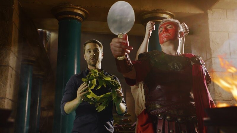 „Terra X“ hält die Zeit in entscheidenden Momenten der Geschichte an, Moderator Mirko Drotschmann erklärt die Hintergründe des Attentats auf Cäsar. – Bild: ZDF