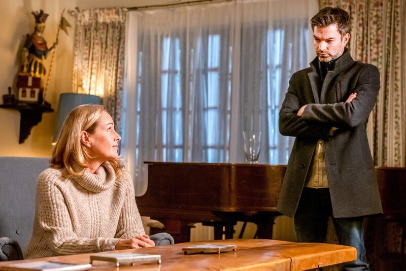 Der verschrobene Chef eines Bergsportverlags wird in seinem Bett erschossen aufgefunden – offenbar in freudiger Erwartung eines Seitensprungs. Die betrogene Ehefrau, Irina Lohenegger (Sabine Bach), hat ein Alibi. Lukas (Jakob Seeböck) prüft, ob dieses auch wirklich wasserdicht ist. – Bild: ZDF und Stefanie Leo