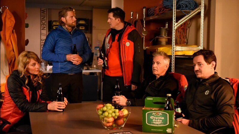 Markus (Sebastian Ströbel, 2. v. l.) Plan steht fest: Er wird die Bergretter verlassen. Katharina (Luise Bähr, l.), Rudi (Michael Pascher, M.), Michi (Robert Lohr, 2. v. r.) und Tobi (Markus Brandl, r.) können es nicht glauben. – Bild: ZDF und Barbara Bauriedl