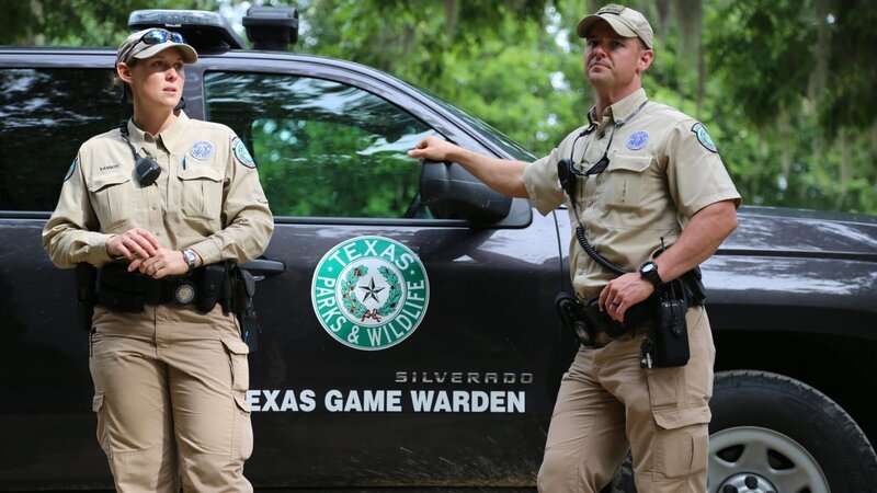 Both CO Vanoys discussing the possibilities of whether an alligator is violent against humans or other it was provoked. – Bild: Animal Planet /​ Discovery Communications