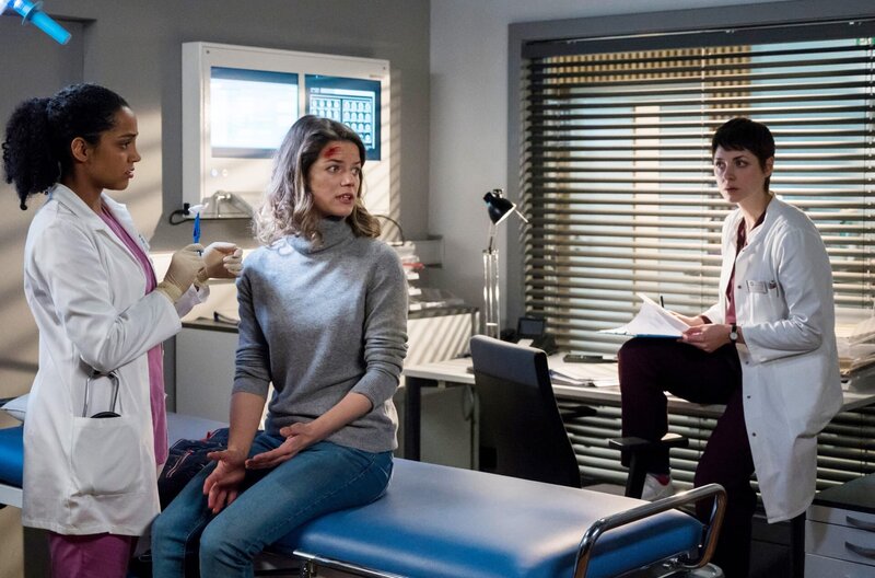 Marie Müller (Annekathrin Bach, M.) kommt nach einem Sturz vom Pferd ins Klinikum. Der Tag fängt für Dr. Emma Jahn (Elisa Agbaglah, l.) gleich schlecht an: Zum Schichtbeginn gibt es einen Rüffel von Dr. Theresa Koshka (Katharina Nesytowa, r.). Emma traut sich nicht, Theresa Kontra zu bieten – doch da macht Marie Müller es schon für sie. – Bild: ARD/​Jens Ulrich Koch