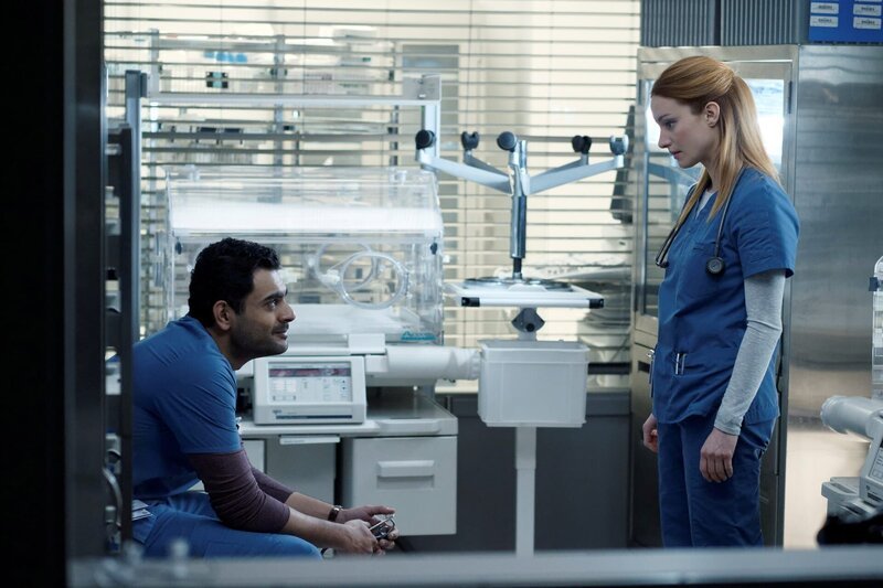 l-r: Bashir Hamed (Hamza Haq), Magalie Leblanc (Laurence Leboeuf) – Bild: Yan_Turcotte /​ Universal