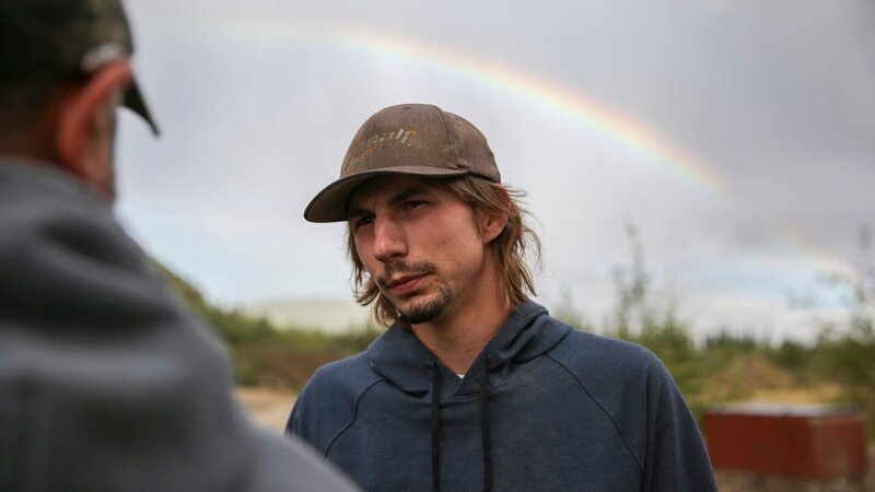 Parker Schnabel with rainbow in background. – Bild: Discovery Channel /​ Discovery Communications