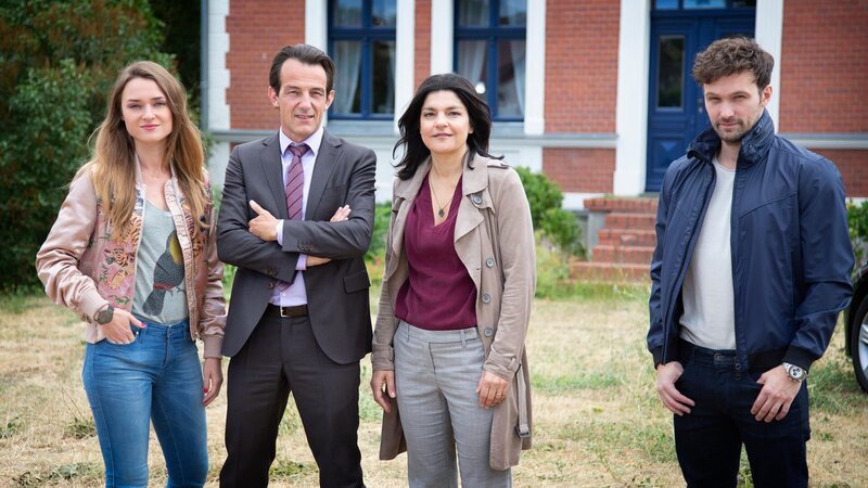 Das Team der Vermisstenstelle – Lucy Elbe, Oliver Radek und Mina Amiri – müssen gemeinsam mit dem Kollegen der Mordkommission Alexander von Tal ermitteln. – Bild: Delia Wöhlert /​ ZDF