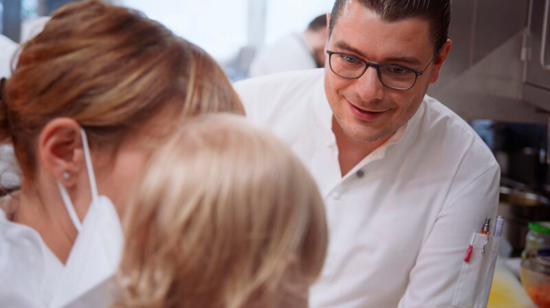 SAARLÄNDISCHER RUNDFUNK „AM PASS – Geschichten aus der Spitzenküche“ – 6 Folgen, ab Dienstag in der ARD Mediathek und ab Samstag wöchentlich um 17:00 Uhr im SR Fernsehen. Clemens Rambichler mit seinem Team – Bild: SR/​Christoph Heymann