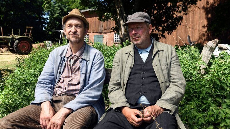 Adsche (Peter Heinrich Brix, li.) und Hajo (Axel Milberg, re.) sinnieren über Sinn und Zweck von „Internetz“. – Bild: NDR/​Uwe Ernst