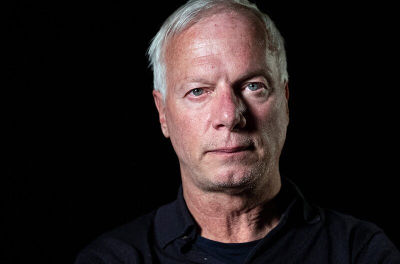 Journalist Sean Langan führte intensive Gespräche mit zwei britischen IS-Kämpfern, aus der Gruppe „The Beatles“,  die für die Entführung, Folter und Enthauptung von James Foley und anderen Geiseln verantwortlich waren. – Bild: SWR/​DR