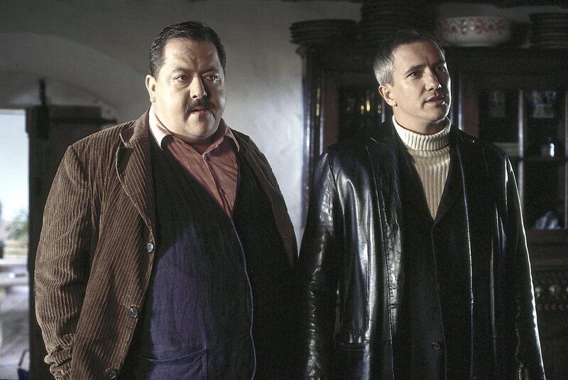 Die Cops beim Lokaltermin. (Joseph Hannesschläger, l., Markus Böker, r.) – Bild: ORF