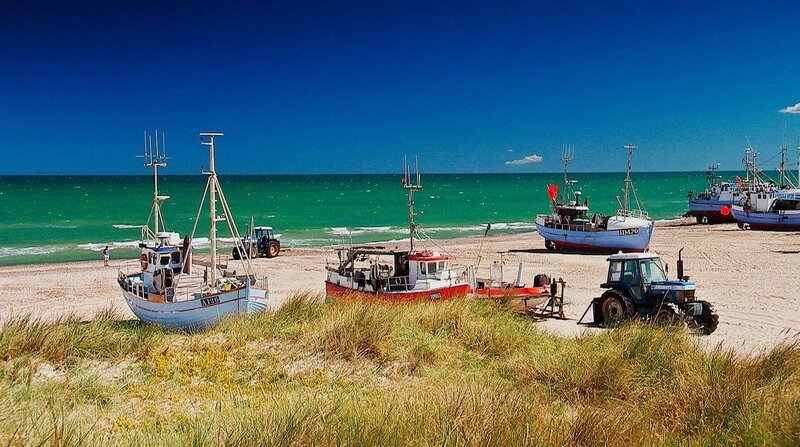 Mangels Häfen müssen die Strandfischer an der dänischen Westküste ihre Kutter im Sand parken. – Bild: ZDF und NDR/​MANFRED SCHULZ TV & FilmProduktion