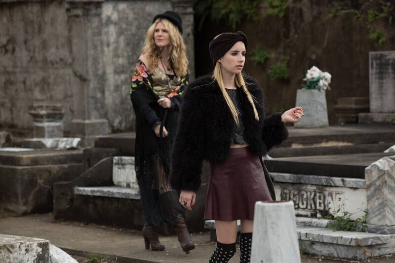 Madison (Emma Roberts, r.) weiß ganz genau, wie sie Menschen manipulieren kann. Selbst Misty (Lily Rabe, l.) ist davor nicht gefeit … – Bild: Fox and its related entities. All rights reserved.