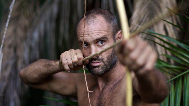 Lone Survivor, Botswana – Ed Stafford hunting with a bow and arrow. – Bild: Discovery Communications/​Heinric /​ Discovery Communications