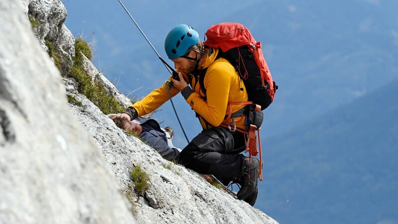 Bergretter Markus (Sebastian Ströbel, r.) hat den verunglückten Charly (Julian Waldner, l.) gefunden. Jetzt zählt jede Sekunde. – Bild: ZDF
