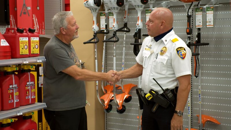 Manfred Gilow (right) – Bild: DMAX