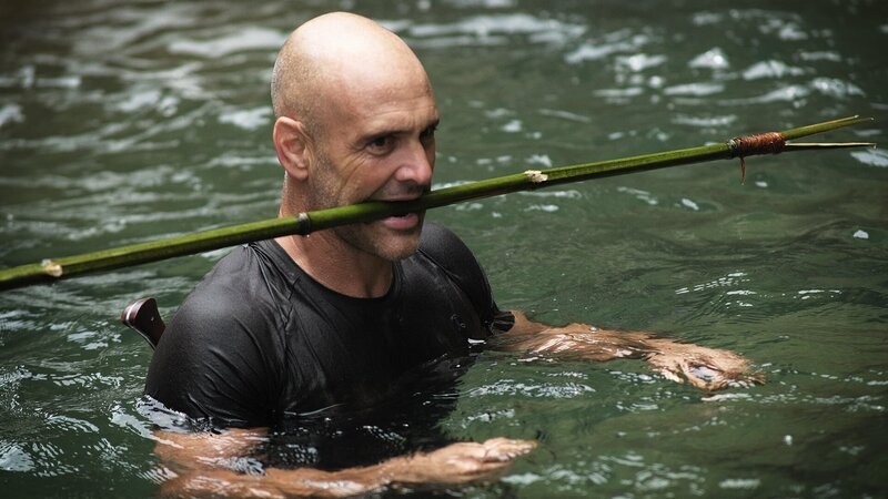 Ed Stafford gathers materials for his bushcraft as he wades through the water in Valley of the Gods, Taiwan – Bild: Warner Bros. Discovery