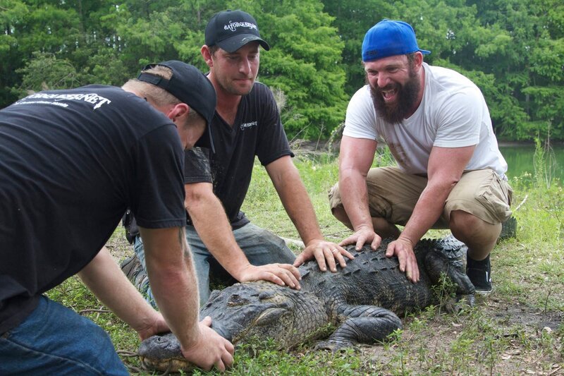 L-R: Oliver, Robert and Eric Young holding an alligator. – Bild: Discovery Communications, Inc. Show and Network Promotion