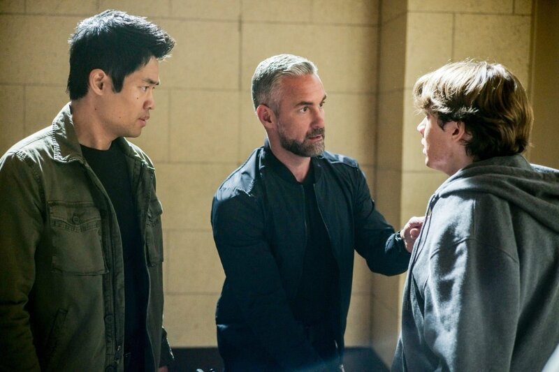 (v.li.): David Lim (Victor Tan), Jay Harrington (David Kay) – Bild: ORF/​Sony Pictures/​CBS/​Jordin Althaus