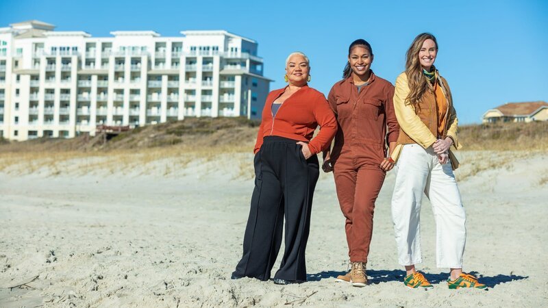 Mika Kleinschmidt, Kim Myles and Kim Wolfe as seen on 100 Day Hotel Challenge, Season 1. – Bild: Warner Bros. Discovery, Inc. or its subsidiaries and affiliates. /​ Dawnhoffmann.com