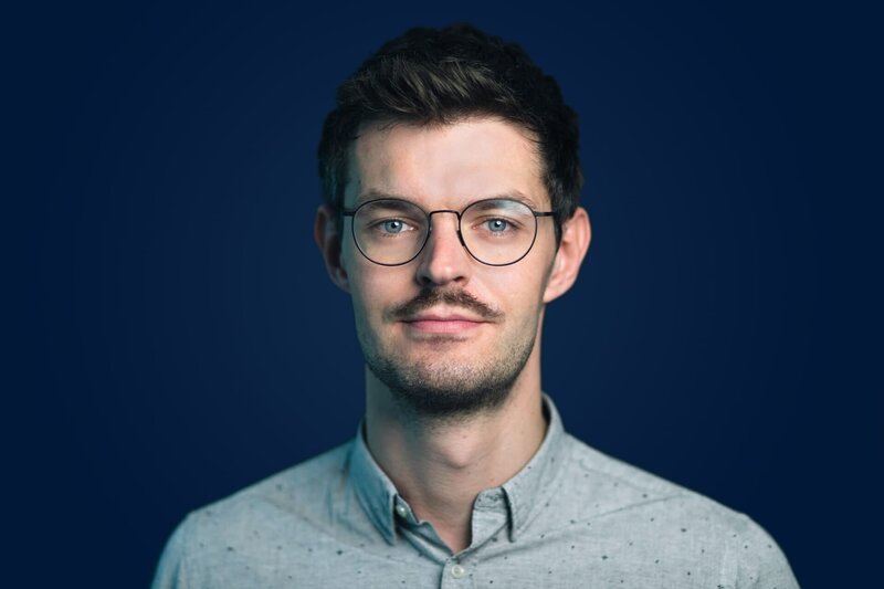 Moderator Sebastian Leidecker. – Bild: BR/​Lisa Hinder/​Lisa Hinder