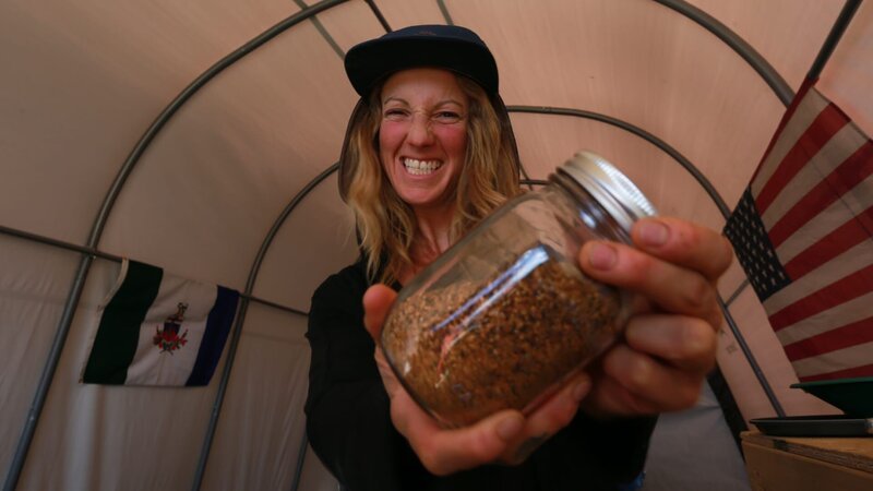 Karla Charlton holding jar of gold. – Bild: Discovery Communications