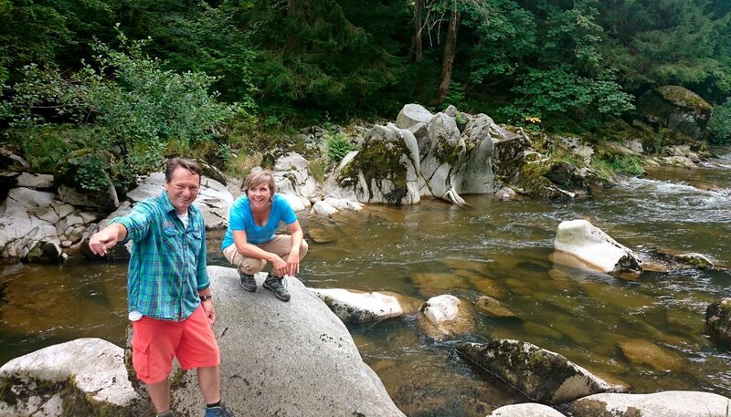 Annette Krause-Schmidt mit Mirco Weber von Adventure World bei einer Flussbett Wanderung durch die Murg. – Bild: SWR/​Christopher Paul