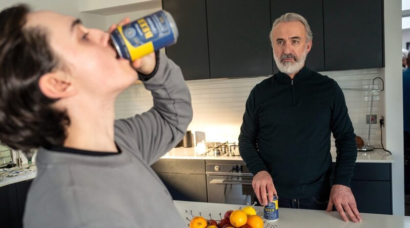 Superintendent Sean Kelly (Declan Conlon, re.) bleibt seinem Neffen Eoin (Levi O’Sullivan) skeptisch gegenüber. – Bild: ORF/​Beta Film/​Degeto/​Good Friends Filmproduktions GmbH/​Patrick Redmond