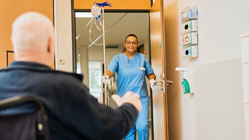 Elaine ist eine brasilianische erfahrene Krankenpflegerin. Sie ist gut ausgebildet. Probleme gibt es allenfalls mit der Sprache. Im Brasilien war sie Stationsschwester, hier macht sie vor allem Grundpflege. – Bild: ZDF und Marina Rosa Weigl