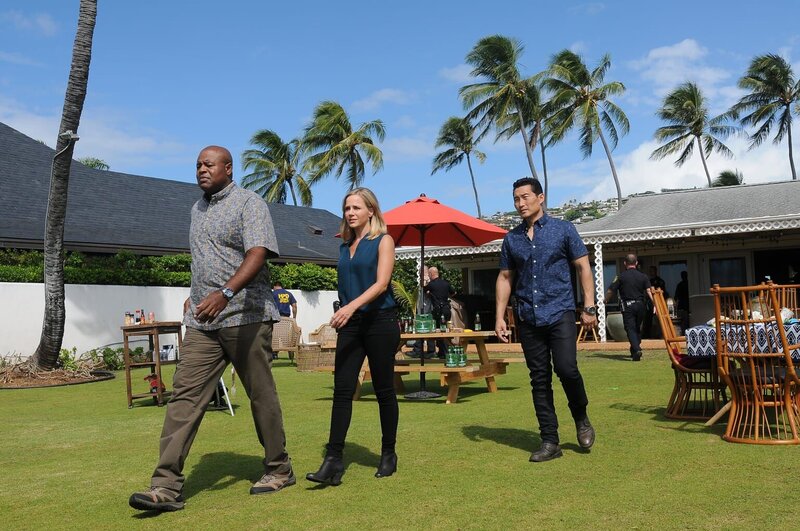 L-R: Captain Lou Grover (Chi McBride), Inspector Abby Dunn (Julie Benz) and Chin Ho Kelly (Daniel Dae Kim). – Bild: 2015 CBS Broadcasting, Inc. All Rights Reserved Lizenzbild frei