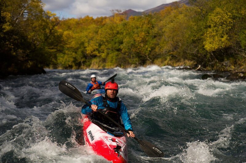 Expedition am Limit Wildwasser-Expedition ins Bärenland Steve und ein Team von Weltklasse-Kajakfahrern machen sich auf den Weg zur Halbinsel Kamtschatka im äussersten Osten Russlands. – Bild: SRF/​Fremantle