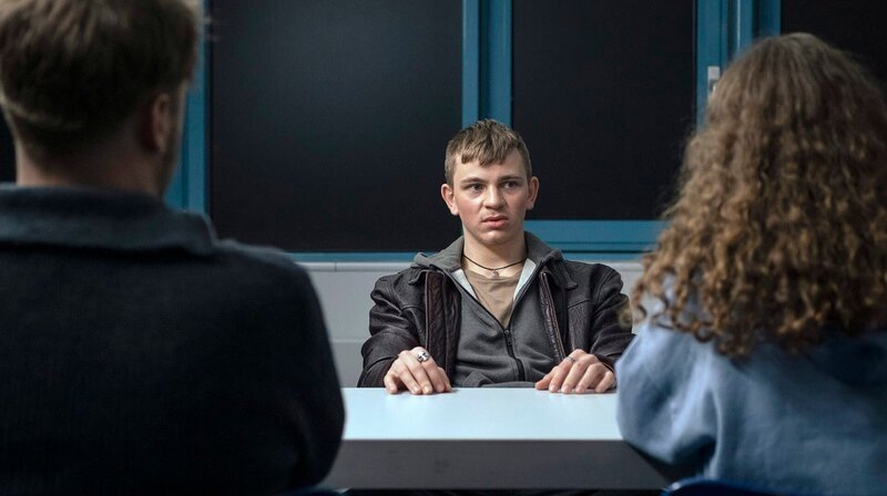 Kommissarin Larsen (Marlene Tanczik, re.) und ihr Kollege Brandt (Christoph Letkowski, li.) verhören Jan Schmidt (Dominikus Weileder, Mitte). – Bild: ARD Degeto/​Moovie GmbH/​Christine Schroeder