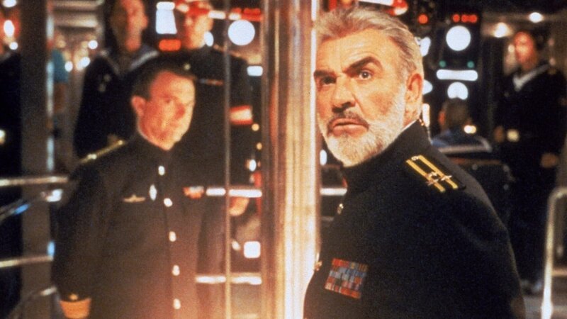 Der sowjetische Kapitän Ramius (Sean Connery, r.) manövriert sein Atom-U-Boot „Roter Oktober“ in NATO-Gewässer, einzig Fregattenkapitän Borodin (Sam Neill, l.) ist in seine Pläne eingeweiht. – Bild: ZDF und Paramount Pictures Der sowjetische Kapitän Ramius (Sean Connery, r.) manövriert sein Atom-U-Boot „Roter Oktober“ in NATO-Gewässer, einzig Fregattenkapitän Borodin (Sam Neill, l.) ist in seine Pläne eingeweiht. – Bild: ZDF und Paramount Pictures
