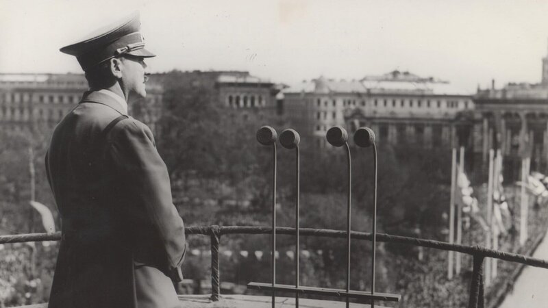 1938: Hitler auf dem Balkon des Wiener Rathauses. – Bild: ZDF