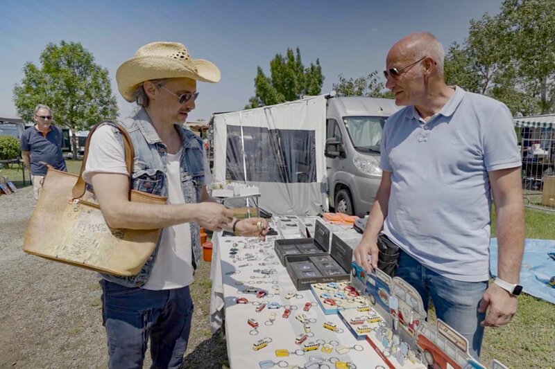 Michael Ostrowski (vorne, l.) auf einem Flohmarkt – Bild: ServusTV