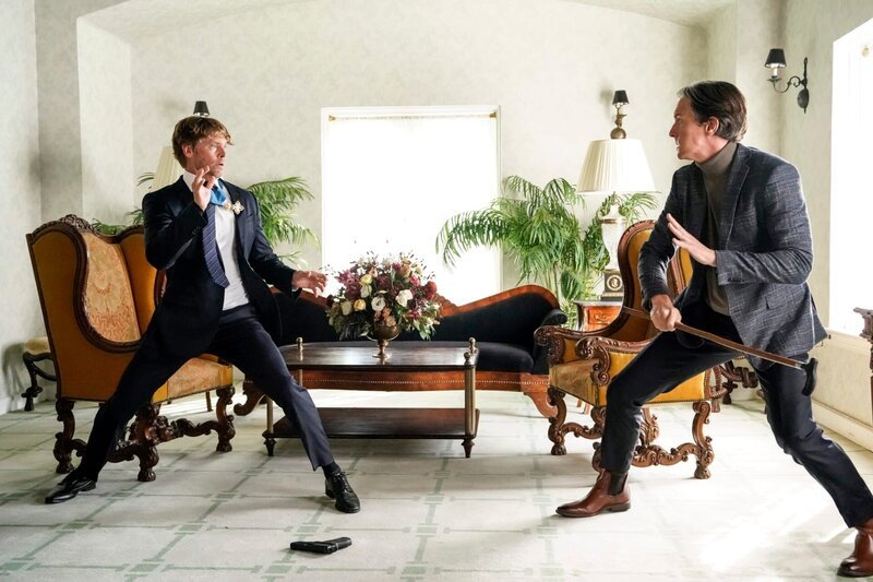 Marty Deeks (Eric Christian Olsen); Rupert Richardson (Jonathan Kells Phillips) – Bild: CBS ENTERTAINMENT /​ Die Verwendung ist nur bei redaktioneller Berichterstattung im Rahmen einer Programmankündigung ab 2 Monate vor der ersten Auss /​ © 2022 CBS Broadcasting Inc. All Rights Reserved.