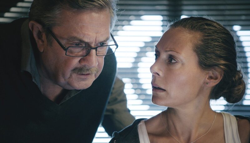 Hartman (Alan Svensson) gibt Maria (Eva Röse) einen Rat. – Bild: ARD Degeto/​Eyeworks Film