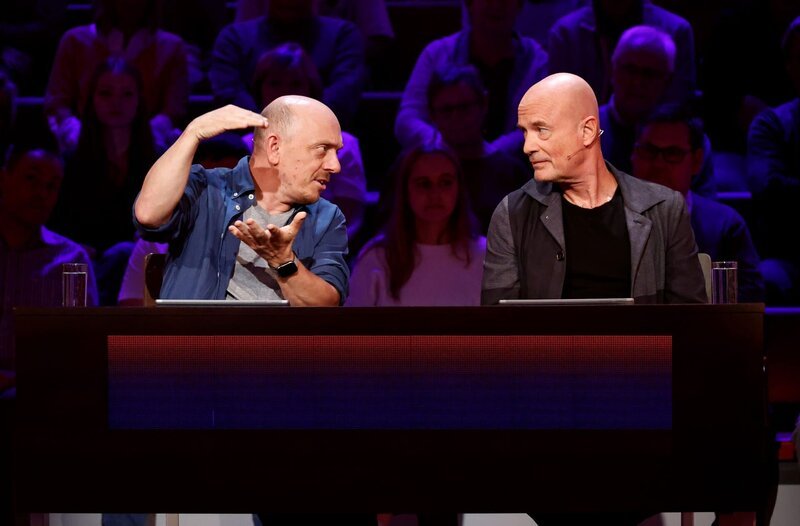 Rateteam-Kapitän Bernhard Hoëcker (l.) und der Schauspieler Christian Berkel (r.) versuchen gemeinsam, die richtige Antwort zu finden. – Bild: ARD/​Morris Mac Matzen