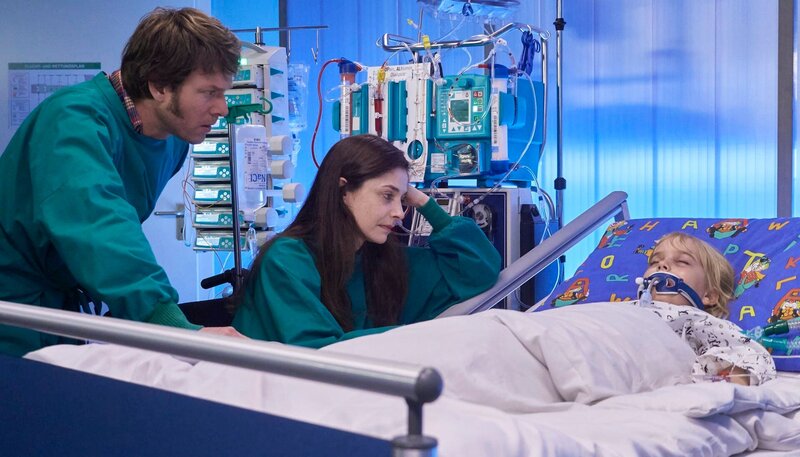 Laura Sonntag (Anne Werner, mi.) und ihre Tochter Malu (Philine Steuer, re.) haben giftige Pilze gegessen. Erst drei Tage danach sind sie in die Klinik gegangen. Nun geht es beiden sehr schlecht und Laura macht sich große Vorwürfe. Doch Robert Sonntag (Steffen Schröder, li.) versucht seine Frau Laura zu beruhigen. – Bild: MDR/​Saxonia Media/​Wernicke