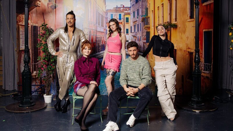 Furioser Staffelstart: Sophie Passmann (2.v.l.) und Tommi Schmitt (2.v.r.) freuen sich auf ihre Gäste Jorge González (l.), Ikkimel (M.) und Vanessa Mai (r.). – Bild: ZDF und Joseph Strauch