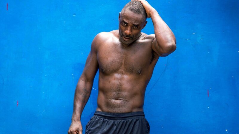 Der britische Schauspieler Idris Elba kommt zu einem Boxtraining in die Boxhalle von Rafael Trejo in der Altstadt von Havanna auf Kuba. – Bild: Discovery Communications
