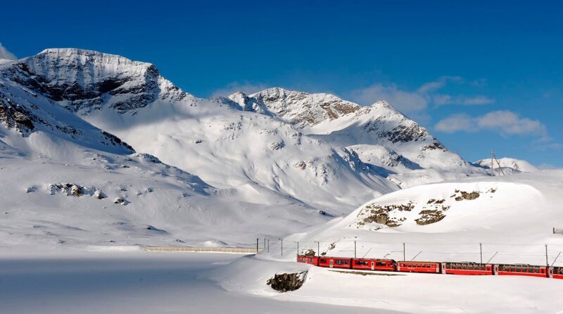 Rhätische Bahn/​RhB – ALLEGRA-Triebzug am Lago Bianco am Berninapass. – Bild: phoenix/​Rhätische Bahn/​swiss-image.ch/​Tibert Keller