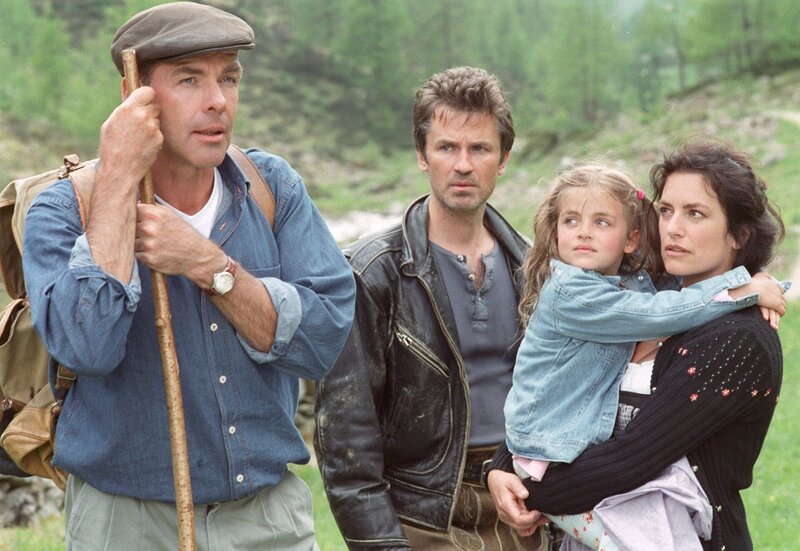 Nach fünfzehn Jahren taucht Johannes Wallner (Sascha Hehn, li.) wieder in seinem Heimatort auf – skeptisch beäugt von seinem Bruder Markus (Timothy Peach), Anna (Christine Neubauer, re.) und deren Tochter Elise (Ronja Forcher). – Bild: ARD/Degeto/Marco Orlando Pichler Nach fünfzehn Jahren taucht Johannes Wallner (Sascha Hehn, li.) wieder in seinem Heimatort auf – skeptisch beäugt von seinem Bruder Markus (Timothy Peach), Anna (Christine Neubauer, re.) und deren Tochter Elise (Ronja Forcher). – Bild: ARD/Degeto/Marco Orlando Pichler