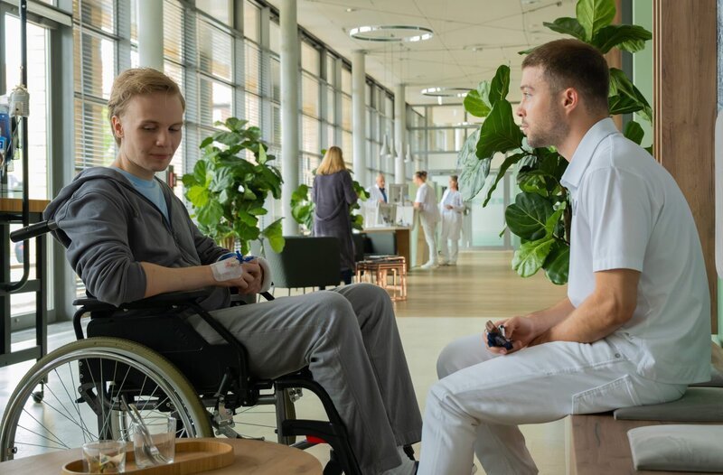 Krankenpfleger Kris Haas (Jascha Rust, re.) versucht Laurenz Beninger (Hannes Linder, li.) andere Wege aufzuzeigen. Hannes Leben wird durch seine Epilepsie maßgeblich beeinflusst, aber sie ist nicht sein Leben. – Bild: MDR/​Saxonia Media/​Sebastian Kiss