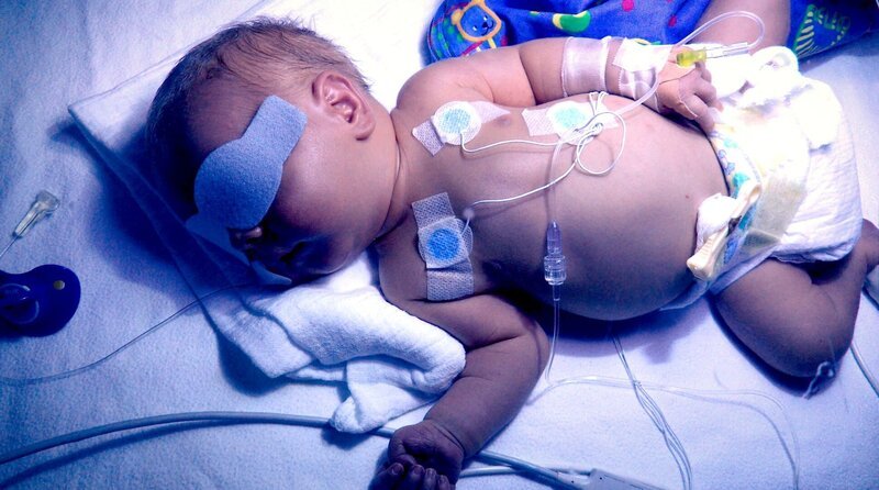Moritz wurde als Baby im Krankenhaus falsch behandelt. Der Gerichtsprozess läuft seit 13 Jahren. – Bild: BR/​Hauke Bochem