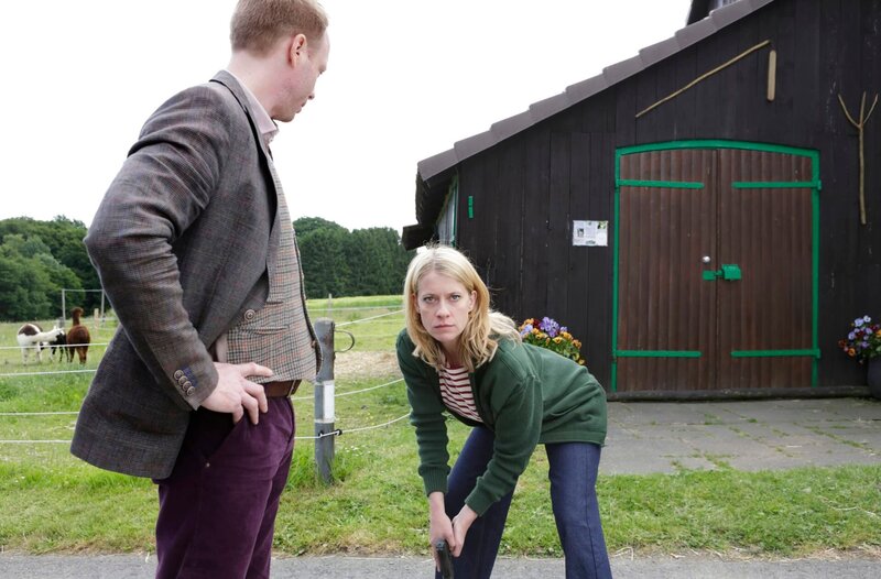 Sophie Haas (Caroline Peters, r.) muss den Geiselnehmer ausschalten, Jan Schulte (Johann von Bülow, l.) stört da nur. – Bild: rbb/​Michael Böhme
