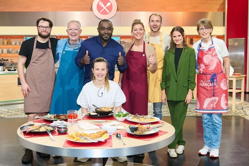 Gruppenfoto von links: Kandidaten Johannes Puckschamel, Uwe Hafner, Moderator Nelson Müller, Jurorin Milena Broger, Kandidaten Jessica Kayas, Jens Helfferich, Michaela Mayr, und Maren Schneider – Bild: ZDF und Gunnar Nicolaus