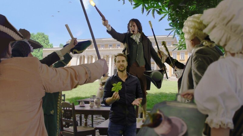 „Terra X“ hält die Zeit an und Mirko Drotschmann erklärt, was ein Kastanienblatt mit der Trikolore zu tun hat. – Bild: ZDF