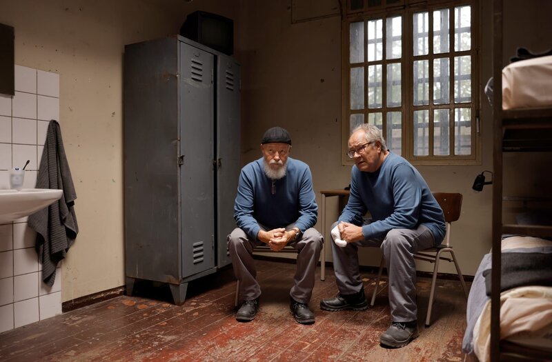 Die Rentnercops (Bill Mockridge, l. und Hartmut Volle, r.) sitzen im Gefängnis. – Bild: ARD/​Tom Trambow