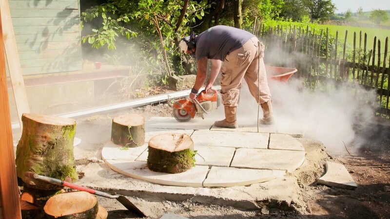 Früh entdeckt ist Prostatakrebs gut behandelbar, doch Jim Thompson hat zu spät von seiner Erkrankung erfahren. Nun kämpft er für die Früherkennung, damit anderen dieses Schicksal erspart bleibt. Die Zeit, die ihm noch bleibt, möchte Jim mit seiner Familie und vor allem seinen Enkeln verbringen, doch sein Garten ist nicht einmal kindersicher. Zum Glück haben seine Freunde die Idee, den Gartenexperten Alan Titchmarsh und sein Team um Hilfe zu bitten. – Bild: HGTV